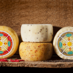 Oryginalny włoski owczy ser Pecorino Sole di Sardegna al pepe z pieprzem