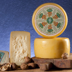 Oryginalny włoski owczy ser Tavolara