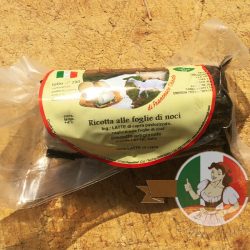 Ricotta alle Foglie di Noci - ricotta kozia dojrzewająca w liściach orzecha włoskiego